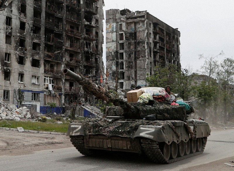 ロシア軍が制圧した街を走行する親露派武装勢力の戦車=ウクライナ東部ルガンスク州で2022年5月26日、ロイター