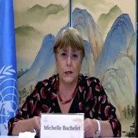 新疆ウイグル自治区などへの訪問を終え、記者会見する国連のバチェレ人権高等弁務官＝2022年5月28日、AP（オンライン動画の画面から）
