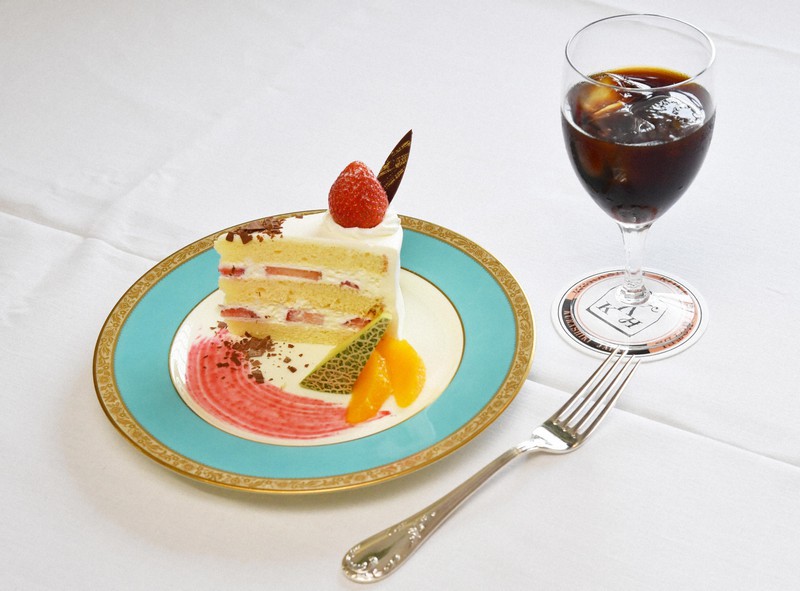 渡辺明名人の午後のおやつは、岡山県産「晴苺のショートケーキ」とアイスコーヒー=岡山県倉敷市の倉敷市芸文館で2022年5月28日午後2時49分、加古信志撮影