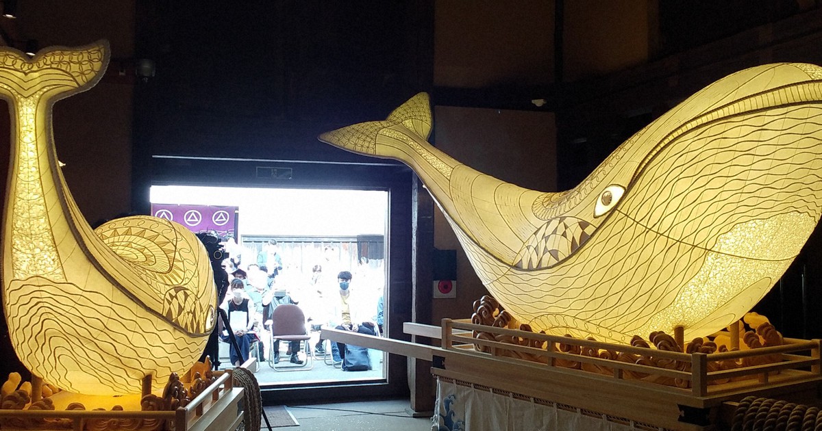 親子鯨の山車、雄大で幻想的 33年ぶりの「呼子くんち」で使用 | 毎日新聞