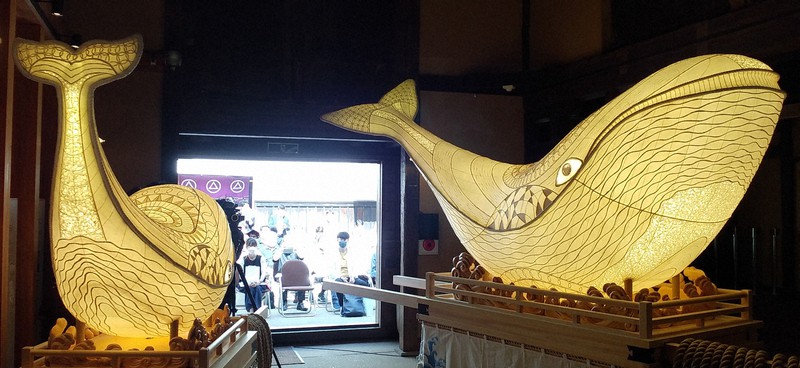 親子鯨の山車、雄大で幻想的 33年ぶりの「呼子くんち」で使用 | 毎日新聞