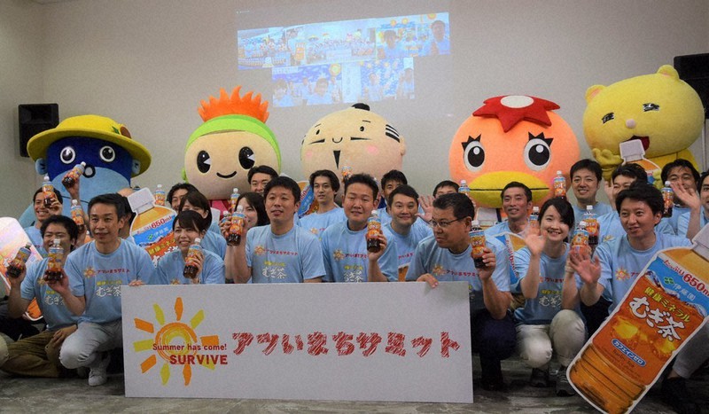 5市のマスコットキャラクターも参加した「アツいまちサミット」=埼玉県熊谷市内で2022年5月28日、隈元浩彦撮影