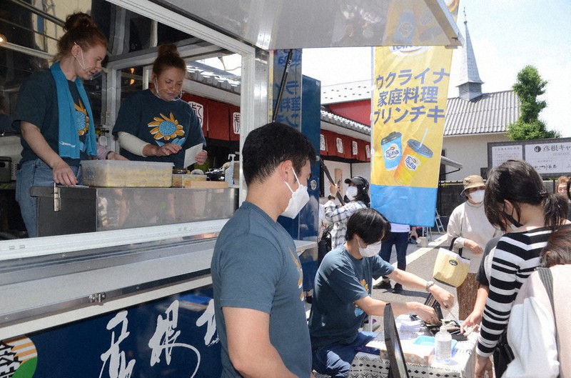 ウクライナ料理の販売を始めた(左から)カテリーナさんと母イリーナさん=滋賀県彦根市佐和町で2022年5月28日午前11時9分、伊藤信司撮影