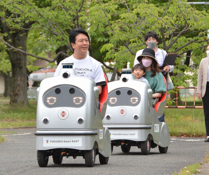 最先端技術を体験 東区貝塚公園で福岡市長ら、1人乗り自動運転