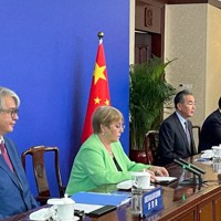 中国の習近平国家主席とのオンライン会談に臨む国連のバチェレ人権高等弁務官（左から2人目）。同3人目は王毅国務委員兼外相＝中国広東省広州市で2022年5月25日（国連人権高等弁務官事務所提供）
