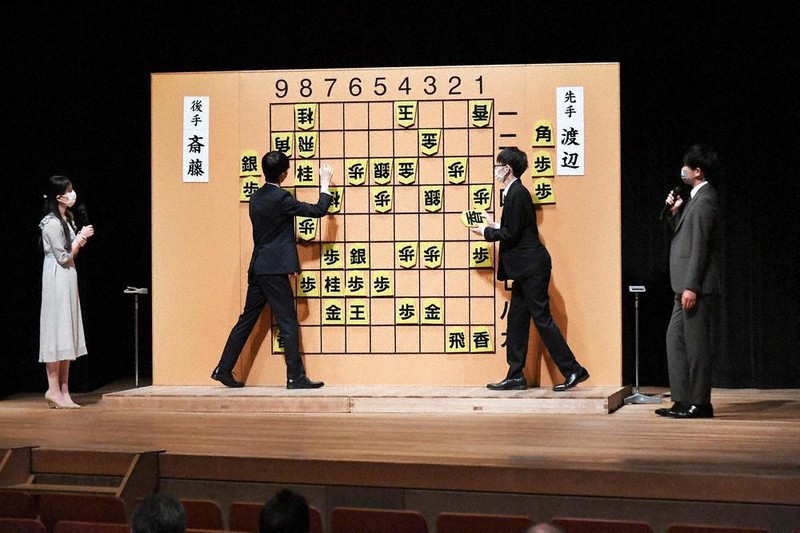 第80期名人戦第5局に合わせて開催された大盤解説会=岡山県倉敷市の倉敷市芸文館で、加古信志撮影