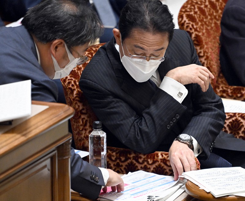 参院予算委員会で立憲民主党の蓮舫氏の質問に答えるため資料を見る岸田文雄首相(右)=国会内で2022年5月30日午前9時12分、竹内幹撮影