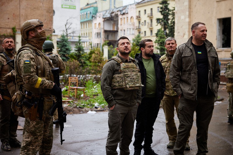 ウクライナ北東部ハリコフを訪れ、ロシア軍の空爆で受けた被害を視察するゼレンスキー大統領(中央)=2022年5月29日、ウクライナ大統領府提供・ロイター