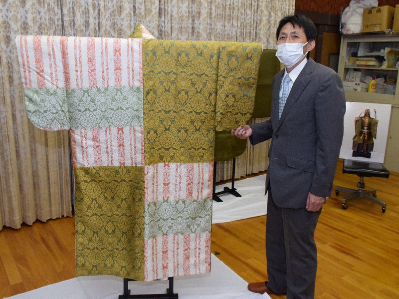 復元・新調した「綾地締切蝶牡丹文片身替小袖」を披露する、芦刈山保存会の坂部直登理事長=京都市中京区で2022年5月30日午後3時12分、南陽子撮影