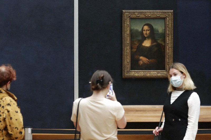 Man in wig throws cake at glass protecting Mona Lisa The Mainichi
