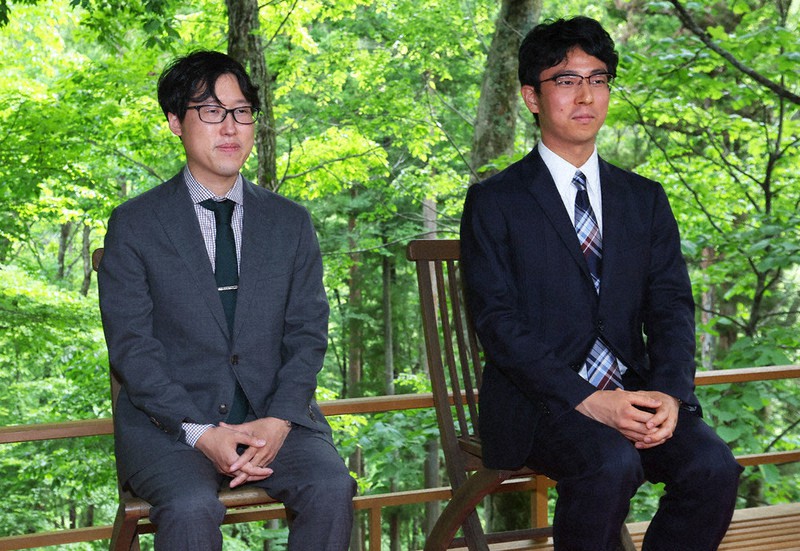 第3局を前に、記念撮影に応じる本因坊文裕(左)と挑戦者の一力遼棋聖=長野県高山村の山田温泉「藤井荘」で2022年5月31日、長谷川直亮撮影