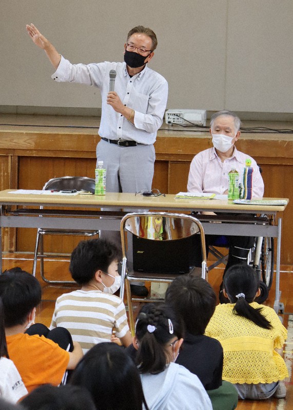 講演する代表の西本健さん(左)=和歌山市立西和佐小学校で、大塚愛恵撮影