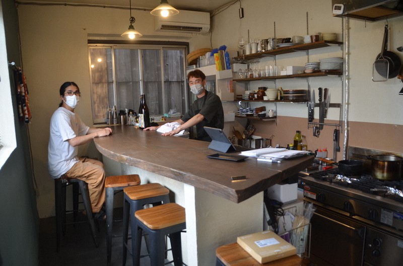 レトロビルでカウンター料理店を開いた高木翔平さん(右)=東近江市八日市町で2022年5月26日午後1時43分、伊藤信司撮影