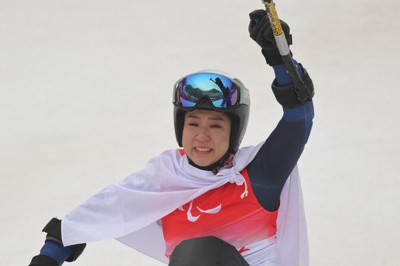 北京パラリンピックのアルペンスキー女子大回転座位で優勝し涙ぐむ村岡桃佳＝延慶・国家アルペンセンターで2022年3月11日、宮間俊樹撮影