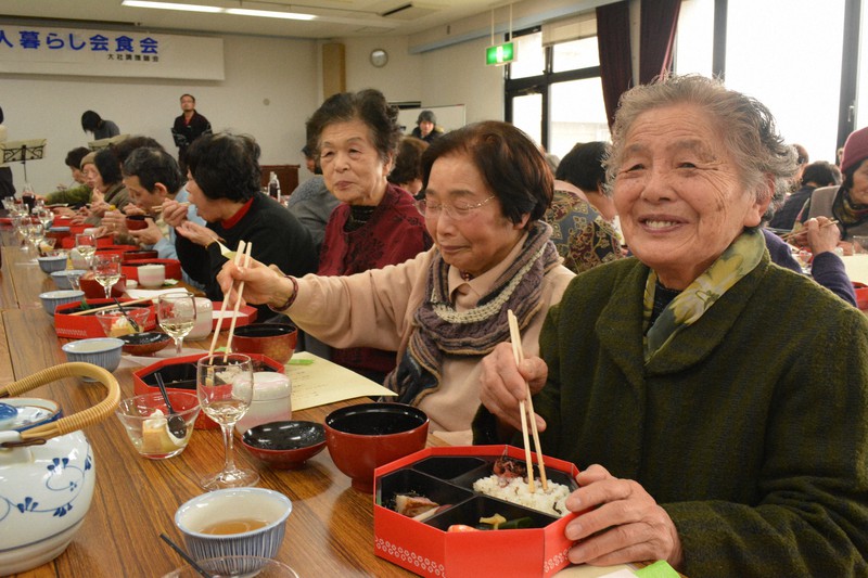 食事を楽しむお年寄りたち=島根県出雲市の大社健康福祉センターで2015年1月29日午後0時33分、金志尚撮影