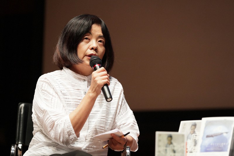 イタリア在住の作家、ヘレナ・ヤネチェクさんとの対談で話す作家の多和田葉子さん＝東京都千代田区で2019年11月3日午後2時57分、吉田航太撮影
