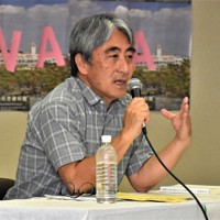 沖縄県の基地問題などについて話す渡瀬夏彦さん＝大津市中央1の大津祭曳山展示館ホールで2022年6月4日午後2時0分、菅健吾撮影