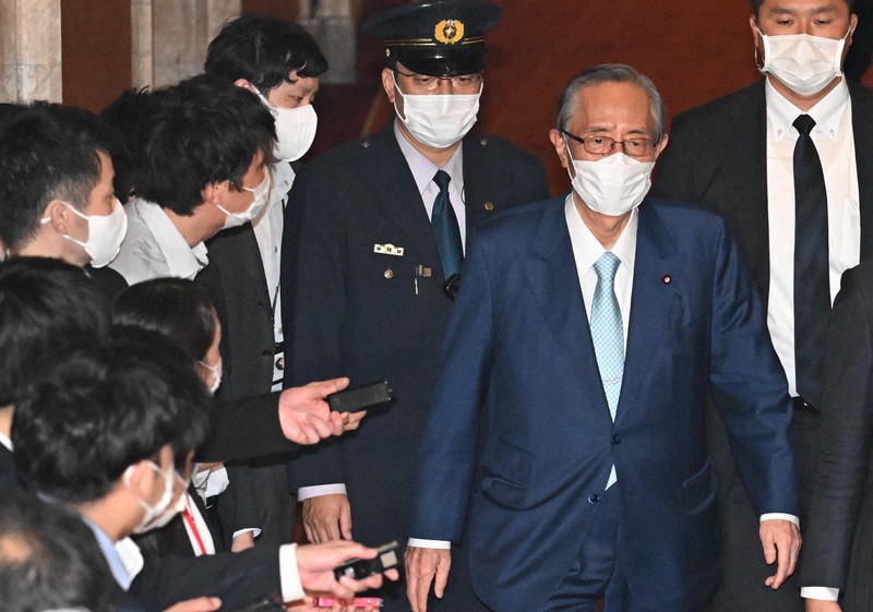 衆院本会議終了後、議長室を出る細田博之衆院議長（右）＝国会内で2022年5月27日午後5時25分、竹内幹撮影