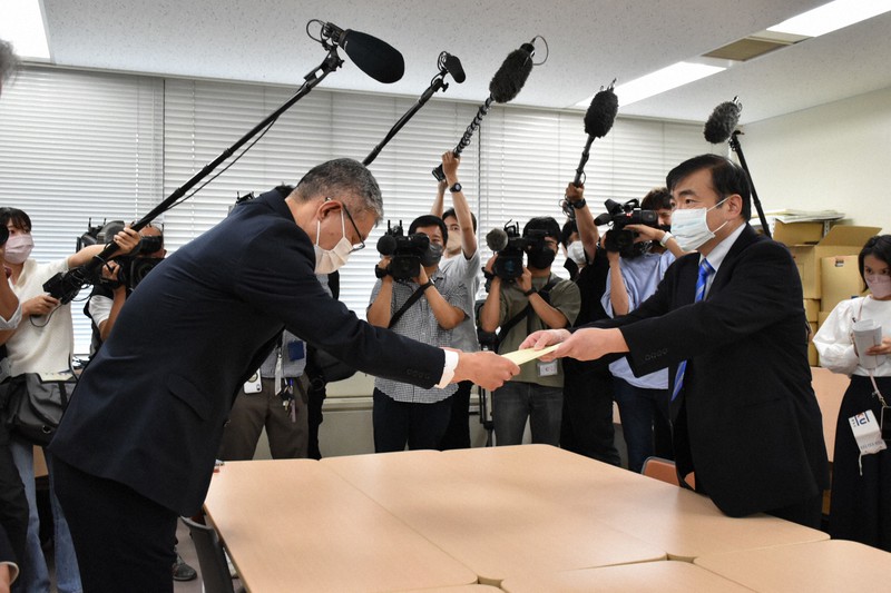熊本市健康福祉局の津田善幸局長に内密出産のガイドラインの私案を提出する慈恵病院の蓮田健院長(右)=熊本市中央区で2022年6月6日午後2時2分、栗栖由喜撮影