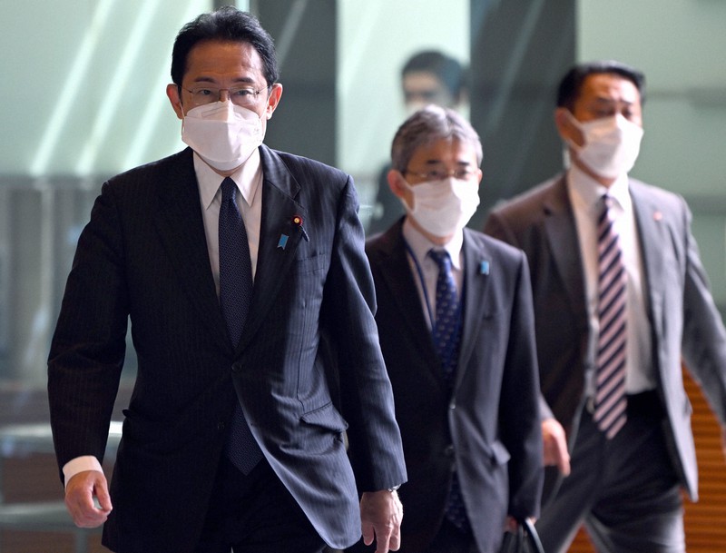 首相官邸に入る岸田文雄首相(左)=東京都千代田区で2022年6月2日、竹内幹撮影
