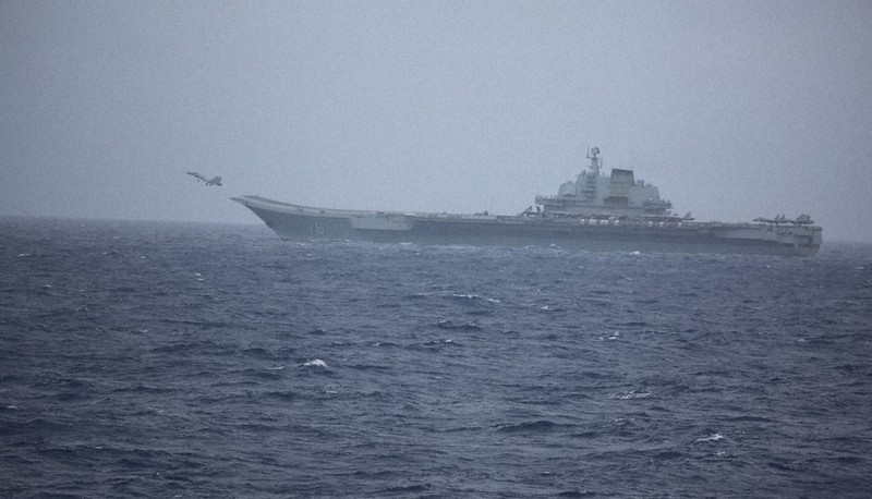 台湾東側の太平洋に展開した中国軍の空母「遼寧」。艦載機が発着訓練を繰り返した=5月(防衛省統合幕僚監部提供)