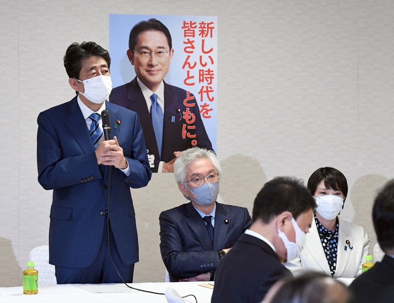 自民党財政政策検討本部役員会で発言する安倍晋三元首相(左)。中央は西田昌司本部長、右は高市早苗政調会長=東京都千代田区の同党本部で2021年12月1日午後4時2分、竹内幹撮影