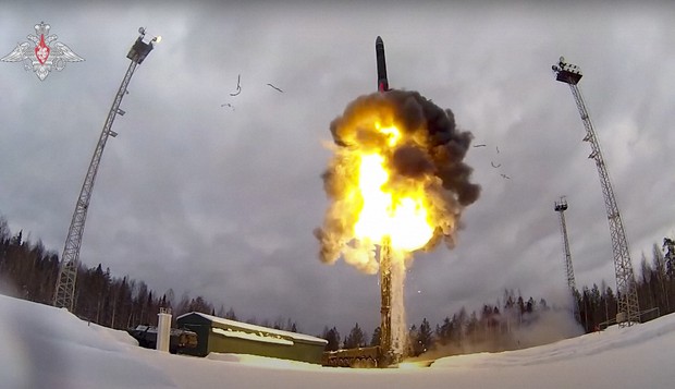 核ミサイル部隊が参加したロシア軍の軍事演習で発射された大陸間弾道ミサイル「ヤルス」=2022年2月19日(ロシア国防省提供・AP)