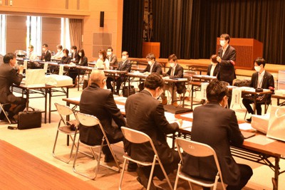 県選管から選挙の説明を受ける陣営関係者ら（手前）＝津市の三重県庁で2022年6月7日、朝比奈由佳撮影