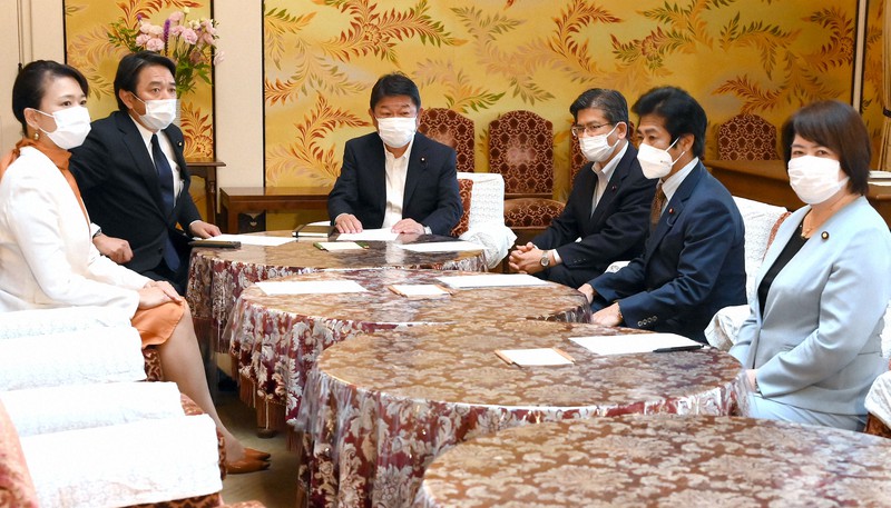 会談に臨む(左から)国民民主党の伊藤孝恵氏、榛葉賀津也幹事長、自民党の茂木敏充幹事長、公明党の石井啓一幹事長、自民党の田村憲久氏、公明党の伊藤孝江氏=国会内で2022年6月8日午後0時42分、竹内幹撮影