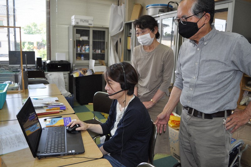 視覚障害者に声で情報提供 音訳ボランティアの確保ピンチ | 毎日新聞