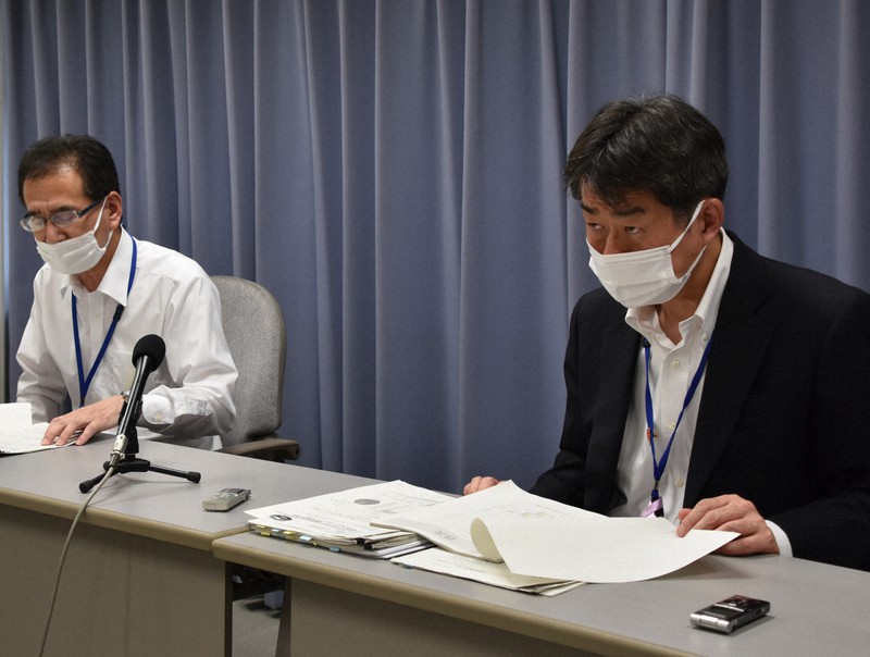 ヤングケアラーの実態調査結果を公表した高橋真一朗・静岡県こども未来局長(右)=県庁で2022年6月9日午後3時47分、山田英之撮影