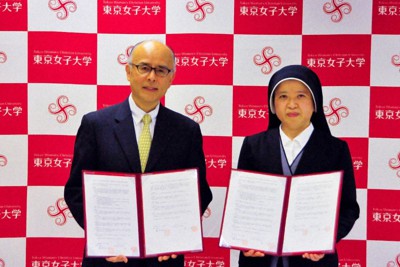 森本あんり・東京女子大学長（左）と森扶二子・東京純心女子中学校・高等学校校長