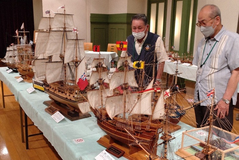 精巧な作品が並ぶ帆船模型展。江戸時代の千石船など日本の帆船も展示されている