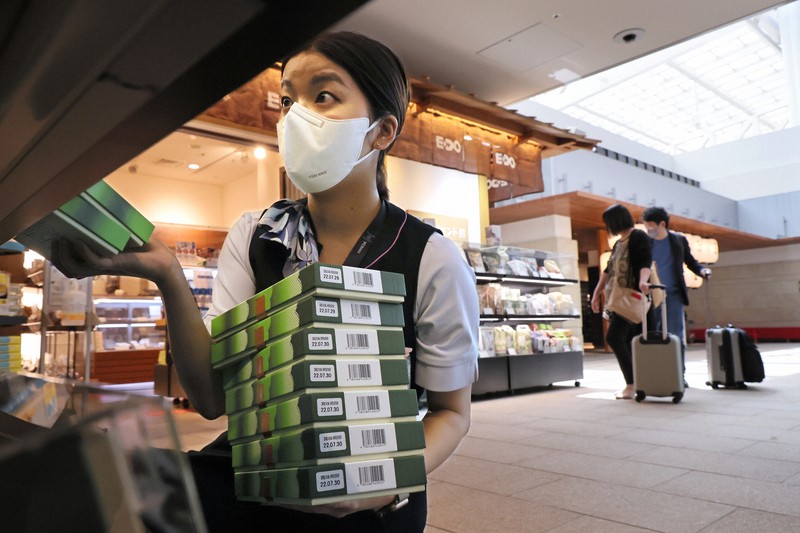 外国人観光客の受け入れ再開 羽田空港の店 爆買い 復活に期待 毎日新聞