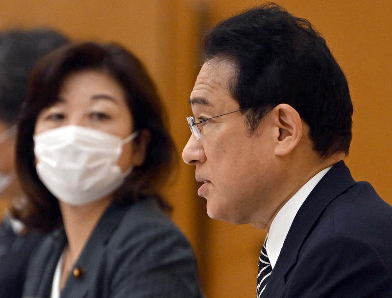 すべての女性が輝く社会づくり本部・男女共同参画推進本部合同会議で発言する岸田文雄首相(右)。左は野田聖子男女共同参画担当相=首相官邸で2022年6月3日、竹内幹撮影