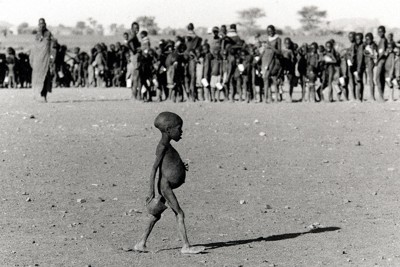 ケニアのトゥルカナ地方の難民キャンプを歩く子ども。この写真は、ユニセフの「アフリカ飢餓救援キャンペーン」のポスターになった＝1980年、三留理男さん撮影
