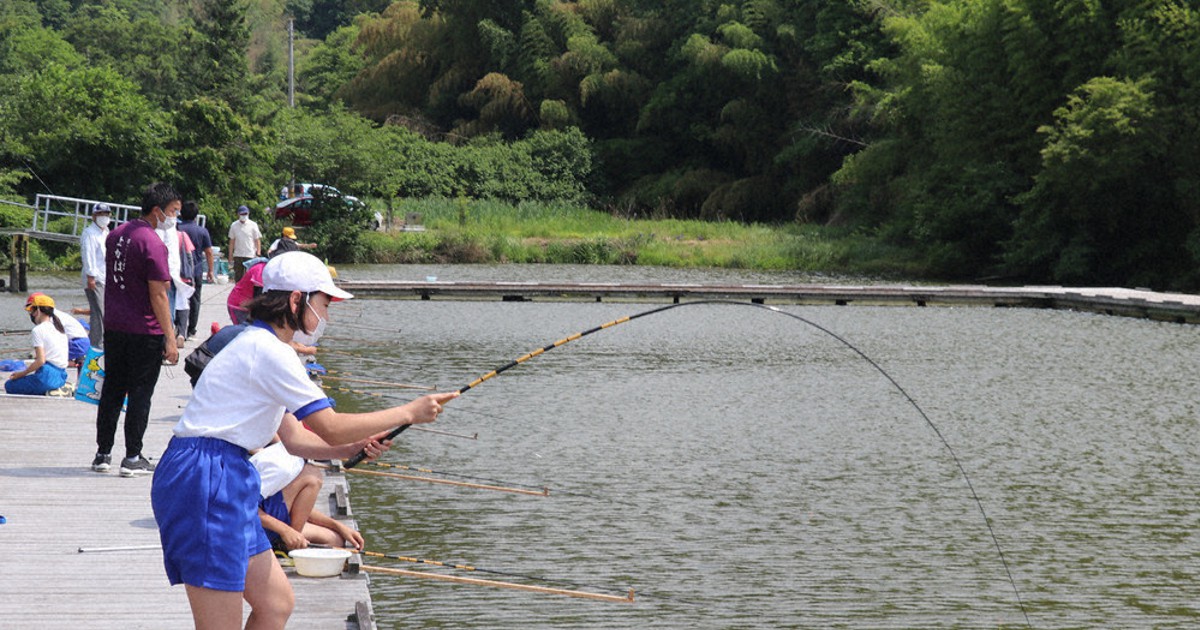 ヘラブナ釣りに挑戦 小学生、地域産業学ぶ一環 橋本 ／和歌山
