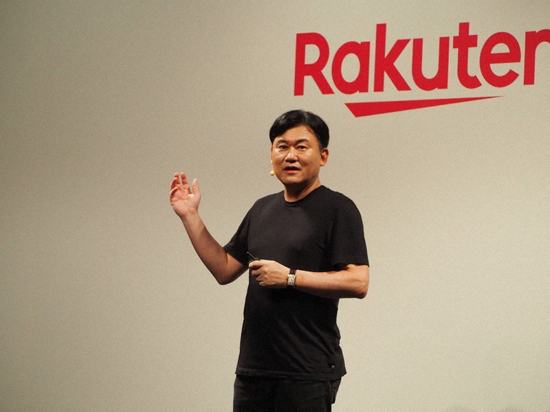 楽天モバイルの新プランに関する記者説明会でプレゼンテーションする三木谷浩史会長=東京都世田谷区で5月13日
