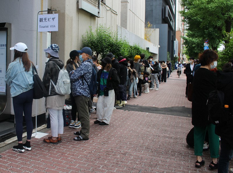 ビザ求め長蛇の列も なぜそこまで 海外旅行再開へ高まる期待 毎日新聞 ビザ求め長蛇の列も なぜそこまで 海外旅行再開へ高まる期待 毎日新聞