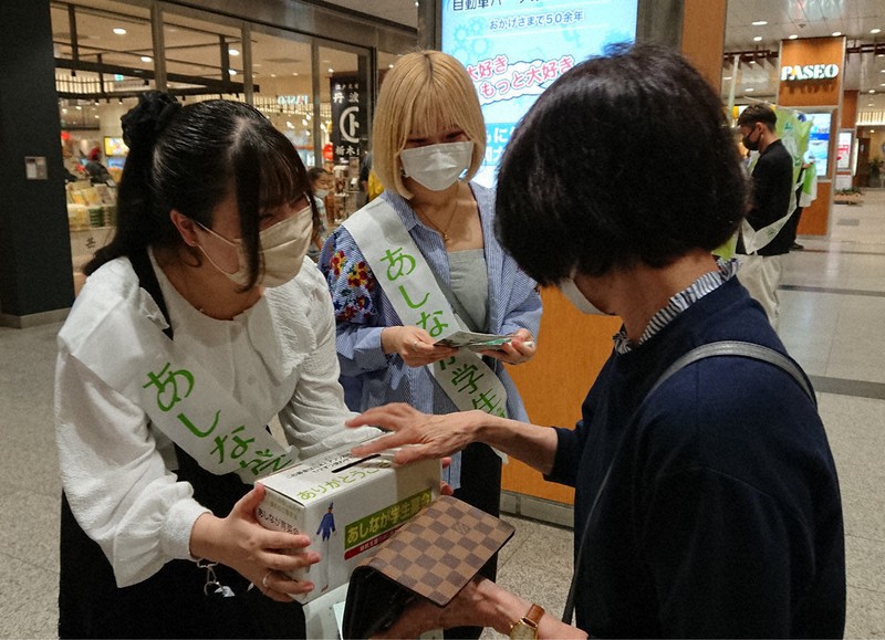JR宇都宮駅で街頭募金活動をする奨学生ら=宇都宮市で2022年6月11日、山崎征克撮影