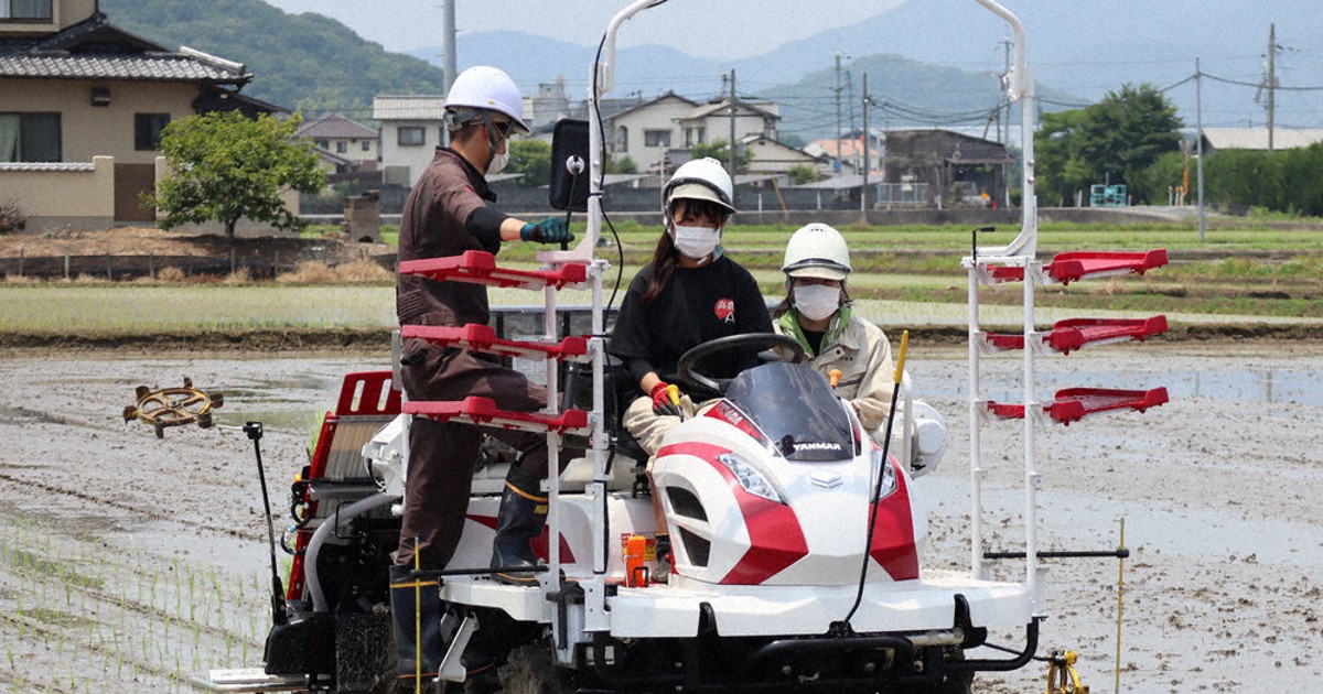 最新「田植え機」はハンドル操作なし 岡山の高校生体験 ／岡山 | 毎日新聞