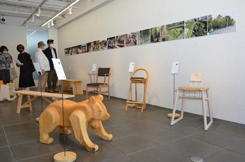 ヒグマをモチーフにした椅子(手前)などを展示=札幌市中央区で2022年6月4日、安味伸一撮影