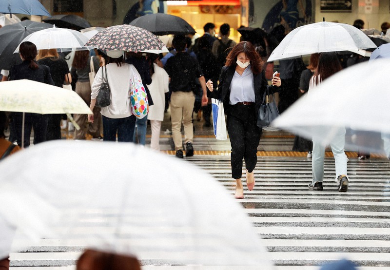 近畿など梅雨入り 大阪は天気崩れ傘を差して家路を急ぐ人の姿も 毎日新聞