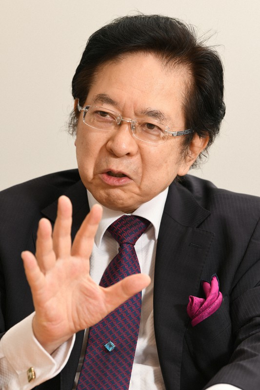インタビューに答える元内閣官房参与の本田悦朗さん=東京都港区で2022年6月10日、内藤絵美撮影