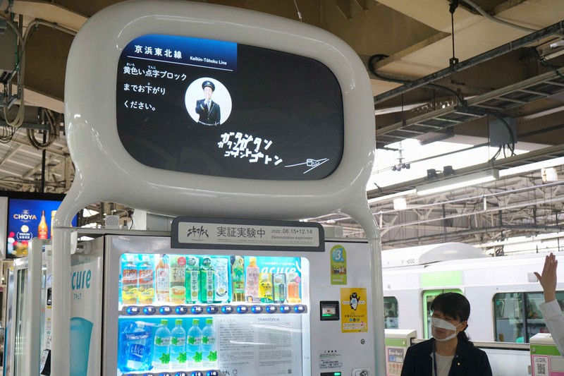 JR上野駅に設置された「エキマトペ」のディスプレー=東京都台東区で2022年6月15日午前10時36分、中島昭浩撮影