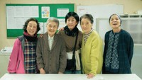 映画「PLAN 75」の主役、倍賞千恵子さん（右から2人目）について、「『なんて美しいんだろう』と思いながら撮っていました」と語る早川千絵監督（中央）Ⓒ2022『PLAN 75』製作委員会/Urban Factory/Fusee