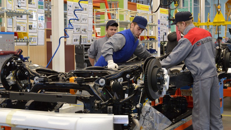 ロシアに進出した日系自動車メーカーの組み立て工場で作業する従業員=ウラジオストクで2013年2月25日、大前仁撮影