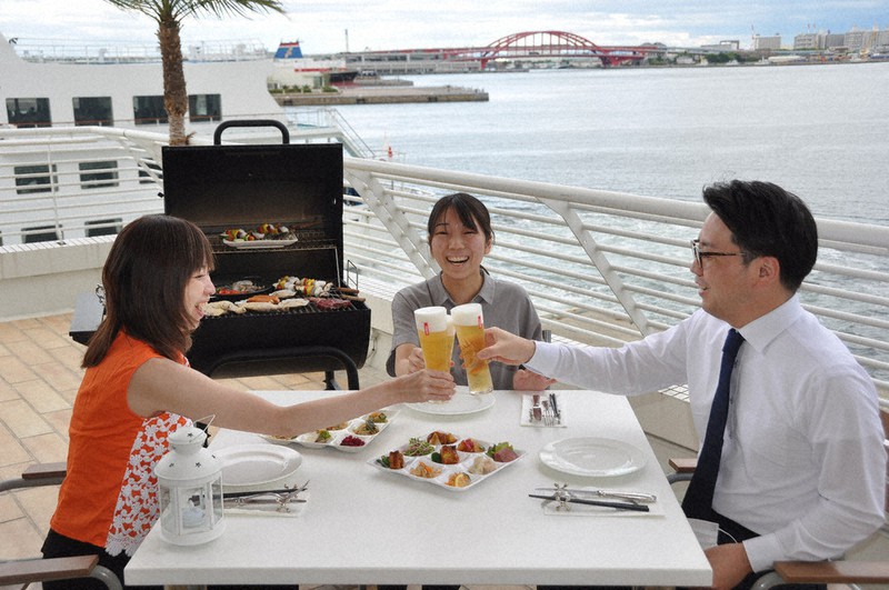 絶景の中 3年ぶり乾杯 ビアガーデン本格再開 神戸のホテル 兵庫 毎日新聞