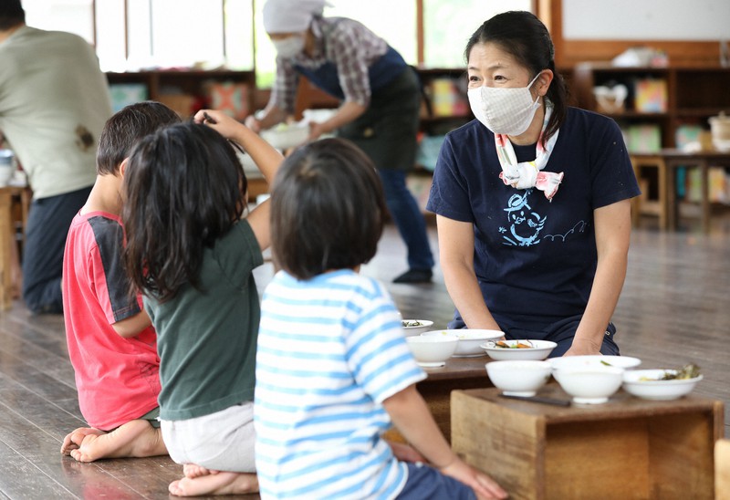 園児の食事の様子を見る保育士の柴田さゆみさん=神奈川県鎌倉市で2022年6月8日、猪飼健史撮影