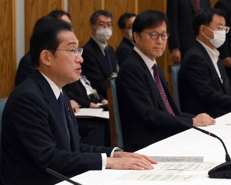 衆院議員選挙区画定審議会で発言する岸田文雄首相(左)。中央は川人貞史会長=首相官邸で2022年6月16日午後5時21分、竹内幹撮影